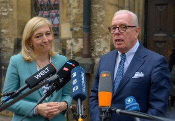 Bundesgesundheitsministerin Nina Warken und BÄK-Präsident Dr. Klaus Reinhardt vor der Eröffnung des Deutschen Ärztetags in Leipzig.