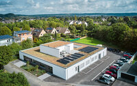 Abb. 1  Im Zuge des Laborneubaus wurde beim „Dentalstudio Sankt Augustin“ alles neu gedacht – auch und vor allem hinsichtlich des Themas Nachhaltigkeit. Holzbauweise, überwiegende Stromerzeugung via Photovoltaikanlage, Rückgewinnung der Wärmeenergie aus den Kompressoren, Dachbegrünung und vieles, vieles mehr sorgten dafür, dass die Jury das Labor in der Kategorie „Best Lab“ mit dem „Green Dental Award“ 2025 auszeichnete.
