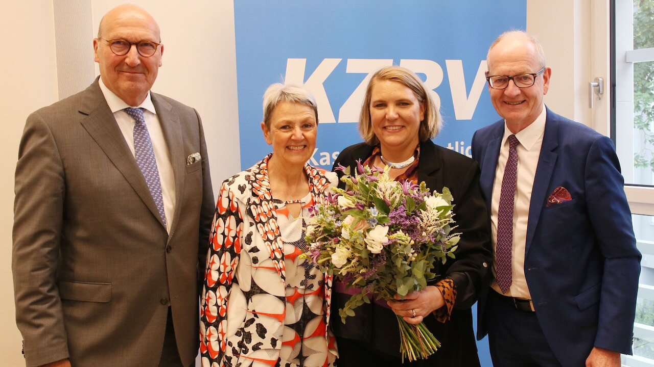Dr. Karl-Georg Pochhammer, Dr. Ute Maier und Martin Hendges mit Meike Gorski-Goebel (KZV Sachsen), die ab 1. Oktober 2025 die Nachfolge von Dr. Ute Maier antritt.
