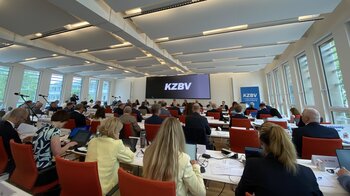 Heller, technisch auf modernem Stand: der große Sitzungssaal im Zahnärztehaus