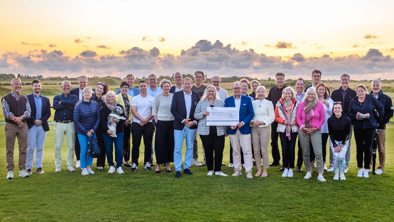 Erst Kongress, dann Golfen für einen guten Zweck – die Teilnehmerinnen und Teilnehmer des Charity-Turniers. In der Mitte: Kammerpräsident Dr. Michael Brandt übergibt Sylts Bürgermeisterin Tina Haltermann den Spendenscheck.