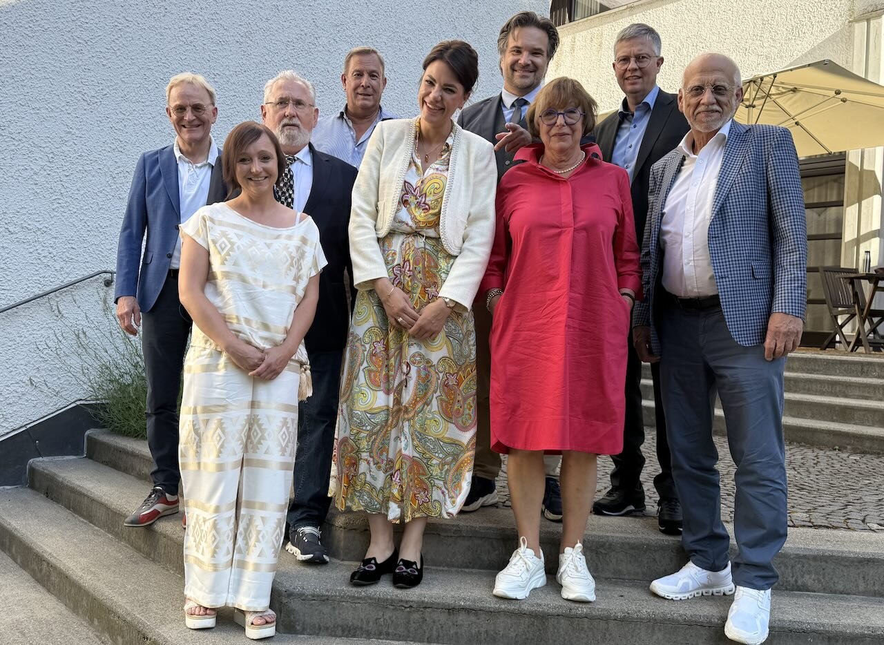 Der BDIZ-Vorstand (von links): Prof. Dr. Dr. Johann Müller (München), Kristin-Theres Tischer (Bad Salzungen), Dr. Wolfgang Neumann (Philippsthal), Christian Berger (Kempten), Stefanie Tiede (Rostock), Dr. Dr. Markus Tröltzsch (Ansbach), Dr. Renate Tischer (Bad Salzungen), Dr. Stefan Liepe (Hannover) und Univ.-Prof. Dr. Dr. Joachim E. Zöller (Köln).