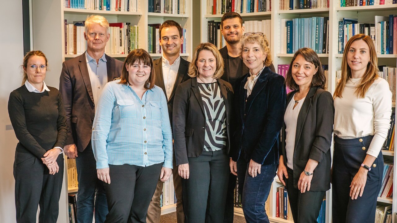 Zu Gast beim Quintessenz Verlag in Berlin (von links): Prof. Dr. Cornelia Frese, Prof. Dr. Rainer Haak, Kristin Wezstein-Friesen, Dr. Philipp Bielec, Anja Stouten, Dr. Firas Chakroun, Dr. Aneta Pecanov-Schröder, Dr. Carola Pentelscu und Dr. Stephanie Huth.