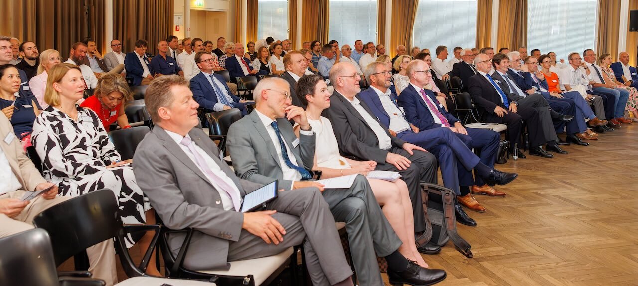 Rund 140 Gäste aus Standes- und Gesundheitspolitik und Selbstverwaltung waren zum Fachsymposium gekommen.