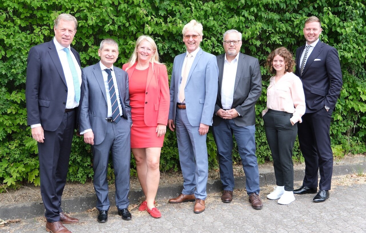 Der neue Vorstand der ZKN (von links): Dr. Carsten Vollmer, Dr. Axel Wiesner, Dr. Tilli Hanßen, Henner Bunke, D.M.D./Univ. of Florida, Prof. Dr. Dr. Frank Tavassol, Dr. Maja Graeser, Dr. Fabian Godek
