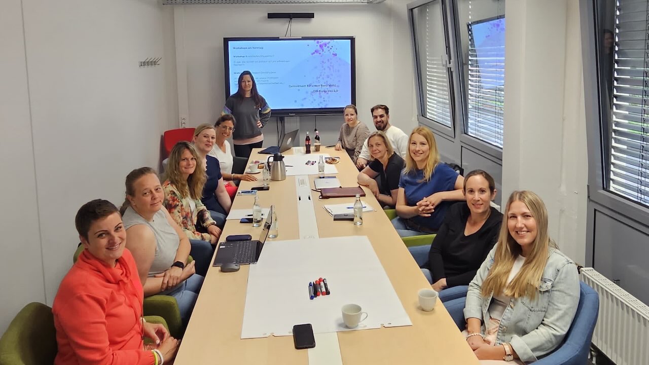 Die Akteurinnen beziehungsweise der Akteur im Workshop (von links): Patty Spazierer, Andrea Weißflog, Sabrina Leibmann, Svea Tiedemann, Graciella Barthann, Julia Haas, Katja Urbahn, Ilkan Apaydin, Corinna Danna, Claudia Höfig, Sabrina Dogan, Anne Bastek